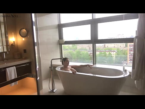 ❤️ En fantastisk babe som lidenskapelig rykker av seg fitta på badet ❤️❌ Analvideo hos oss ❌️