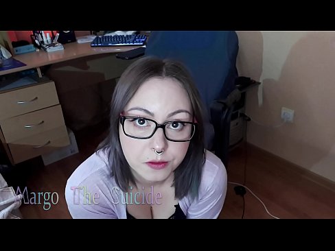 ❤️ Sexy jente med briller suger dildo dypt på kamera ❤️❌ Analvideo hos oss ❌️