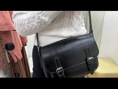 ❤️ Offentlig onani av ungtispe FeralBerry med en dildo i prøverommet ❤️❌ Analvideo hos oss ❌️