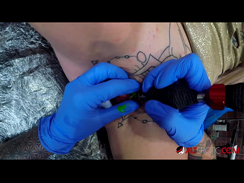 ❤️ Ekstremt tatovert hottie Sully Savage tok en tatovering på klitoris ❤️❌ Analvideo hos oss ❌️